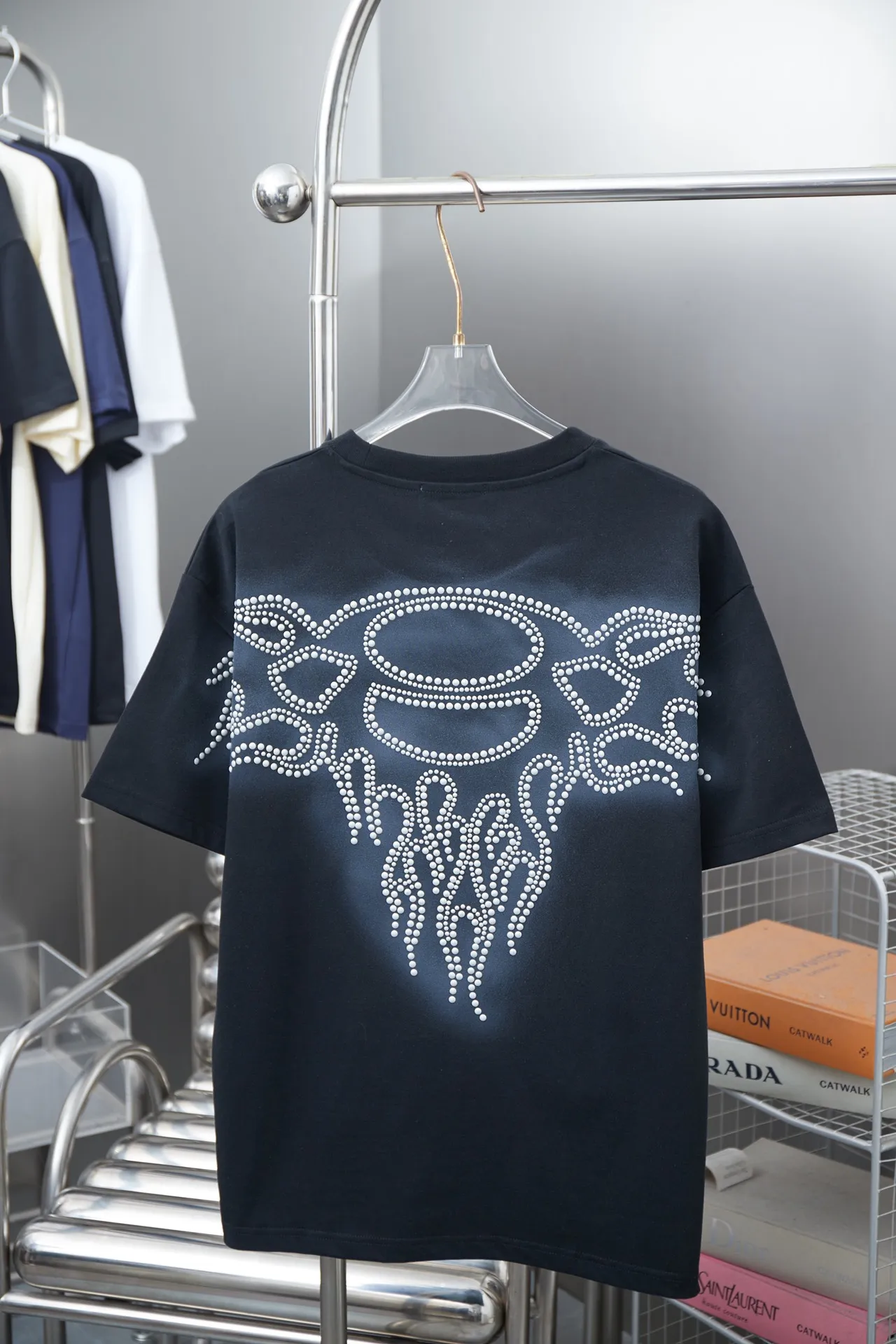 🅿️220 Ch*ome Hearte 25SS new style for early spring, short-sleeved Croix heart diamonds, light luxury, essential item for daily commuting for men and women, correct version, welcome to compare, detailed features · 320g 100% pure cotton double yarn jersey fabric · Special thickened 32 pieces of double-strand 1X1 thread in the same vat custom dyeing · Imported Australian matte pearlescent diamonds ➕ Artificial spray color · Double needle stitching and cross-stitching process · Original main mark, washed tag, brand moisture-proof paper packaging Color: black/white Size: S/M/L/XL